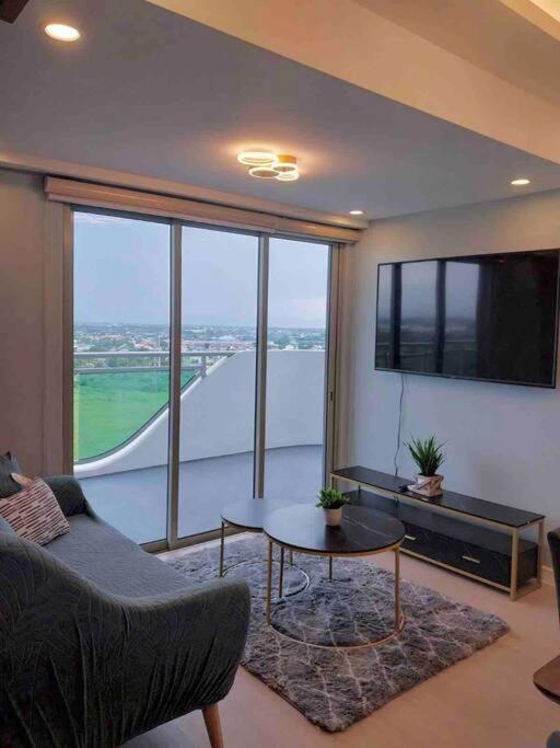 1Bedroom Unit At Azure North With Netflix Up To 6Pax Pampanga Exterior foto
